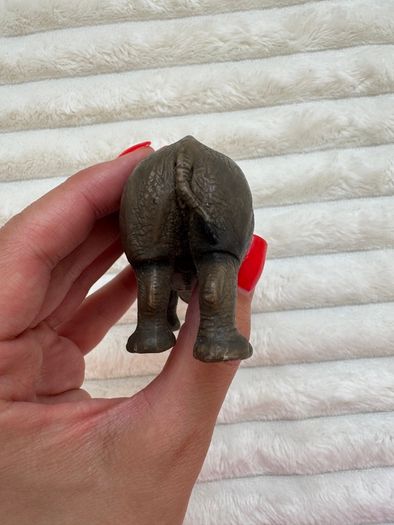 Schleich 2001 Rhinoceros Rhino Retired Wild Animal Figurine The horn is damaged Used Please look at the pictures