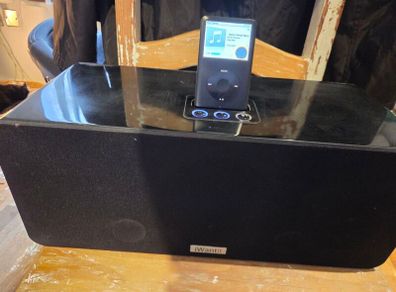 Apple iPod Classic 160GB (Black) + iWantit Docking Speaker Station