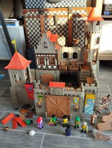 Playmobile Castle 3666 incomplete shipping  included