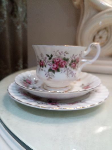 Tea Trio / Set Royal Albert Lavender Rose  Bone China