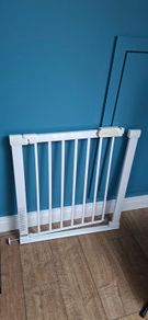 Baby safety gate