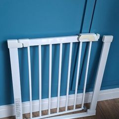Baby safety gate