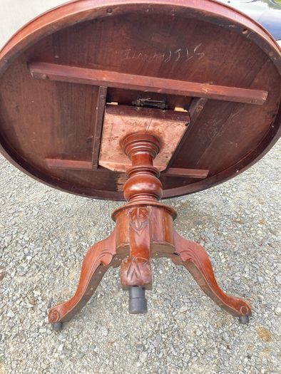 Round dining table and 6 chairs