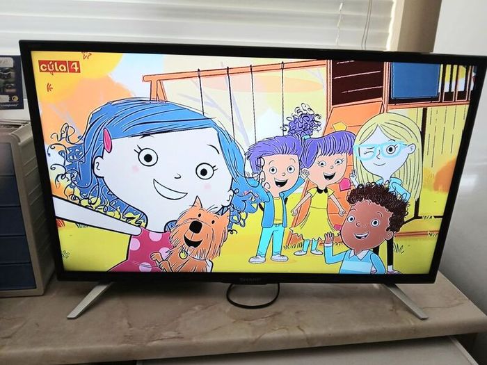 Sharp 32inch hdmi Saorview tv with dvd built in.