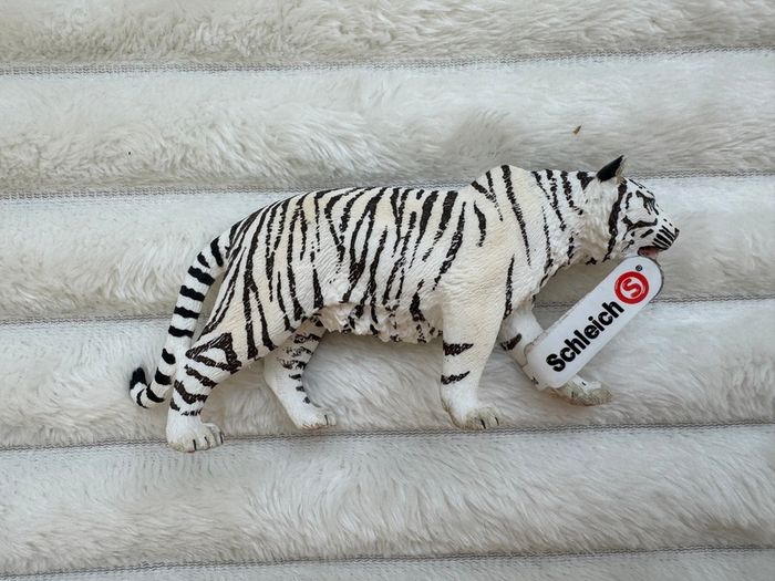 Schleich Wildlife White Tiger Figure 14731 Dirty Please look at the pictures