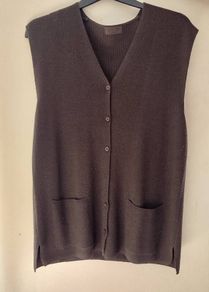 2 Knitted vests
