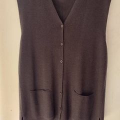 2 Knitted vests