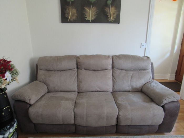 Designer Style 3 Seater Recliner Couch Ultra Comfortable Smoke Free Home