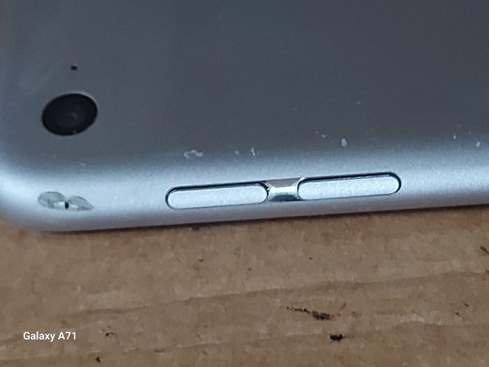 Apple Ipad Air 2nd Generation, 16GB, Space Gray, 94% Battery Life, No Activation Lock, but screen not displaying, and there is some damage to back top right corner, see pictures