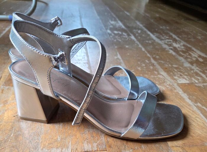 Lady's shoes size 6