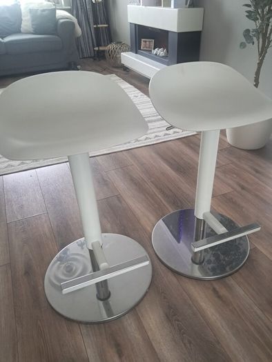 2 ikea bar stools
