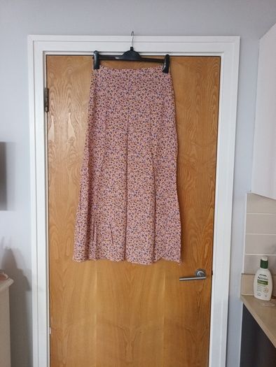 New Look Skirt. S.12.   B.N.W.T  (Lightweight  Material)