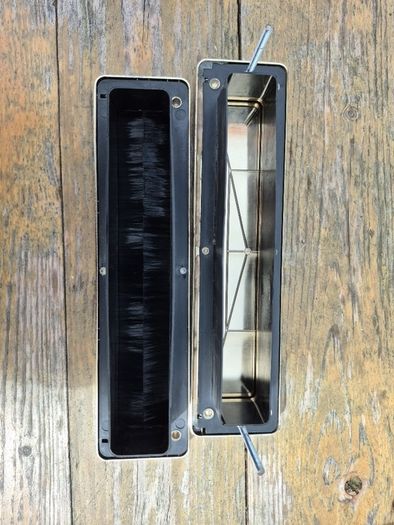 Postbox Gold. Front door built in