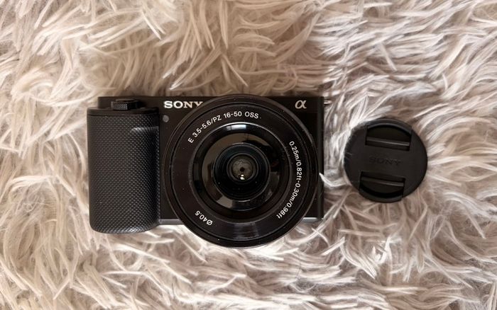 Sony ZV E10 Mirrorless Camera Bundle  16/50mm Kit Lens  Only 541 Shutter Count