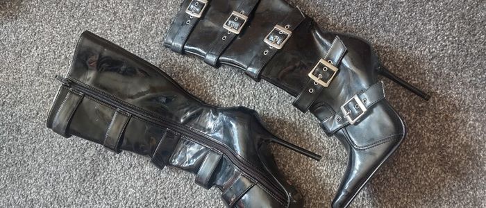Lacquered black  boots 36