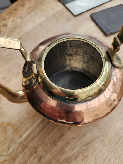Two antique polished kettles in brass and copper. Stunning.