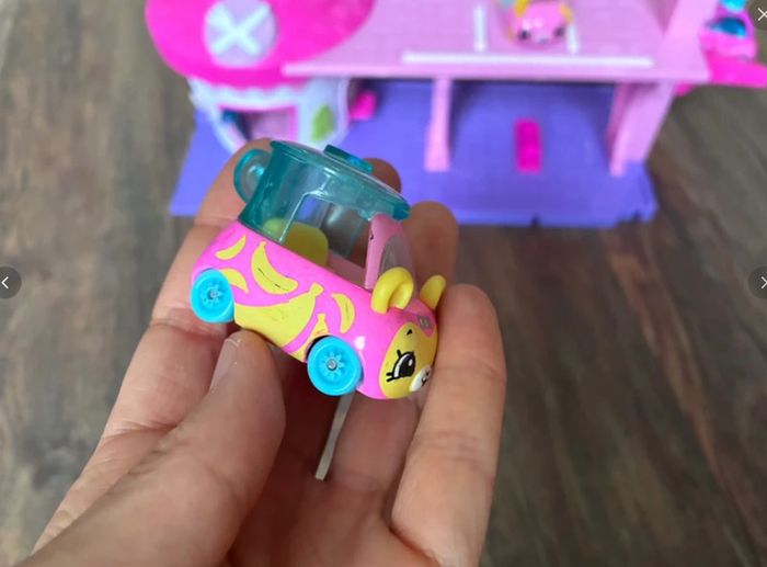 Cutie cars and 2 buildings QT