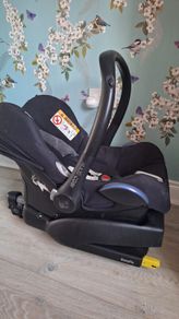 maxi cosi car seat and isofix. Newborn insert included