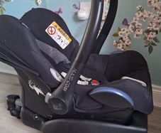 maxi cosi car seat and isofix. Newborn insert included