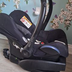 maxi cosi car seat and isofix. Newborn insert included