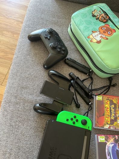 Nintendo Switch  - Pro Controller + 5 Games