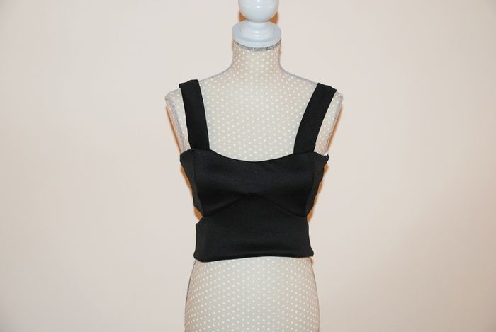Cut Out Side Crop Top