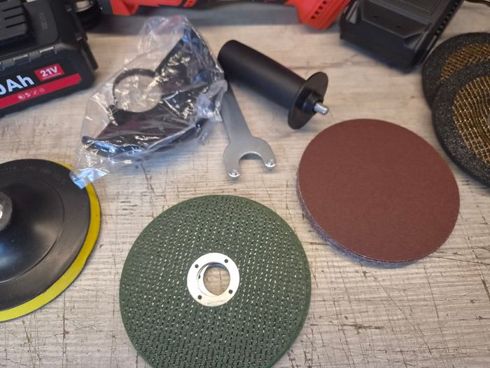 18V 125mm Angle Grinder + 2 Batteries + Accessories