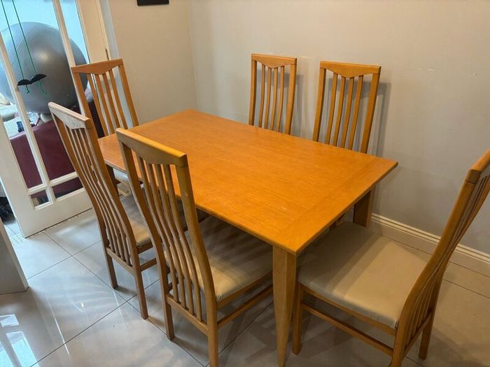 Dining table & 6 chairs
