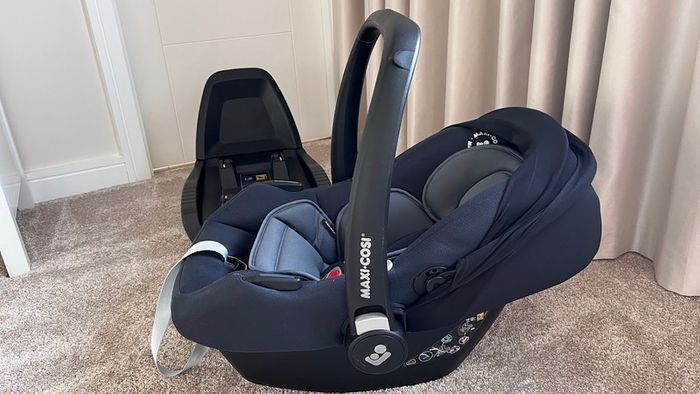 Like-New Maxi-Cosi TINCA Car Seat in Black & Grey & universal ISOFIX Maxi-Cosi FamilyFix2 for Preemie, Newborn, Baby, Toddler - 2 Piece Bundle