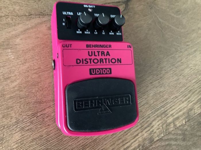 Behringer UD100 Ultra Distortion pedal (Boss DS-2 turbo clone)