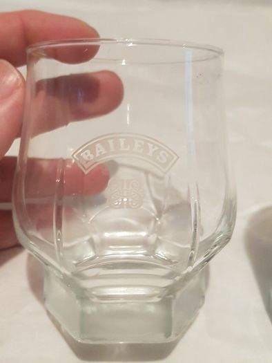 4x glasses ,,2x whiskey glasses 2 x baileys glasses tumblers 1x johnnie walkers 1 x tullamore dew, 2x Bailey's ,prefect condition,,buyer collects thank you,powers sold .