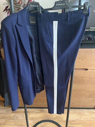Pinko navy suit