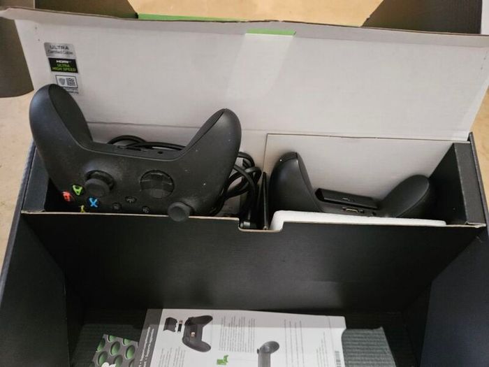 Xbox woth 2x controllers