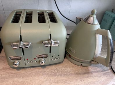 DeLonghi Toaster and Kettle Set Sage Green