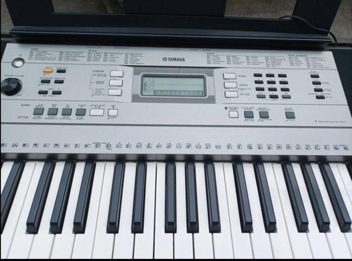 Yamaha Psr E353 digital keyboard with stand