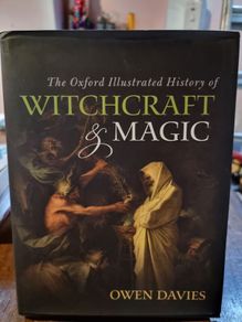 The Oxford Illustrated History of Witchcraft and Magic - Owen Davies