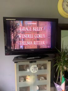 32 inch tv with built in dvd player and hdmi. Working perfectly, 70 euro Ono collection courtown