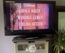 32 inch tv with built in dvd player and hdmi. Working perfectly, 70 euro Ono collection courtown