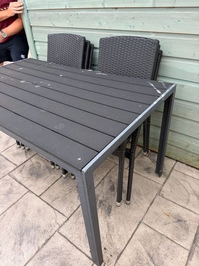 garden table and chairs