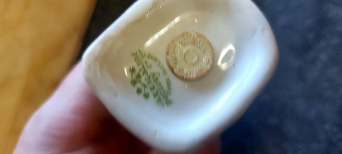 salt and pepper carrigaline pottery,cork Ireland shamrock set gold rim ,nice condition,buyer collects or pays postage thank you, sold as is