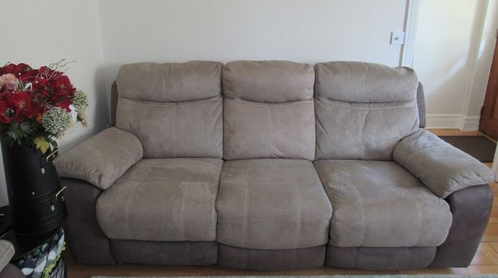 Designer Style 3 Seater Recliner Couch Ultra Comfortable Smoke Free Home