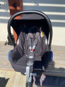 Maxi cosi cabriofix infant car seat and Easyfix isofix base bundle
