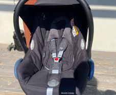 Maxi cosi cabriofix infant car seat and Easyfix isofix base bundle