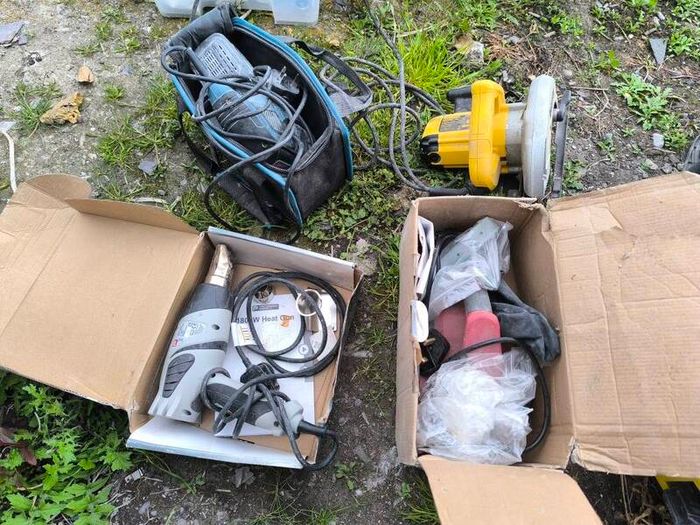 Various power tools sold as a set