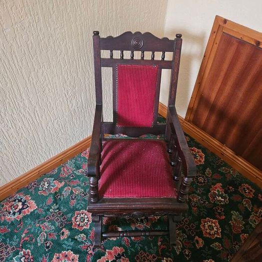 Antique 20th century Spindle Rocking chair
