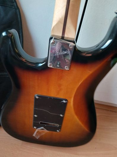 Fender Squier Affinity Stratocaster HSS Sunburst Guitar & Gig Bag Bundle