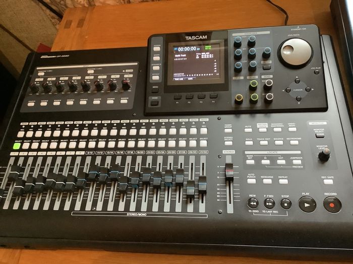 TASCAM DP-32-SD   32 track digital recorder