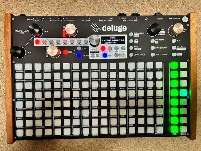 Synth / Groovebox / Drum machine / Sampler / Pedal sale