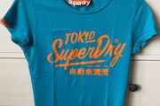 Superdry t-shirt / top for women / ladies, in very good condition. Size XS.