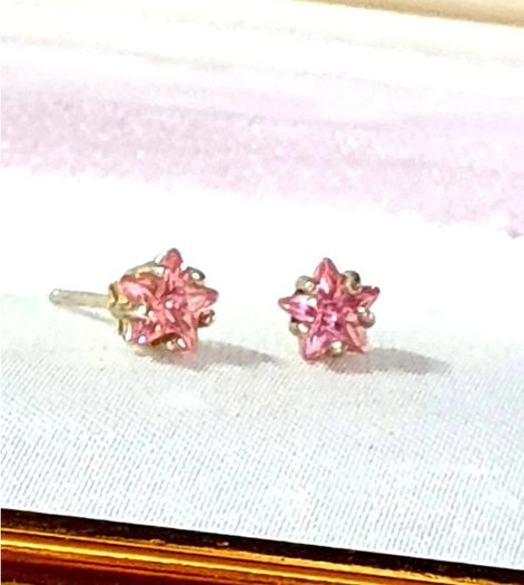 BN White Gold Pink Sapphire Star Studs
